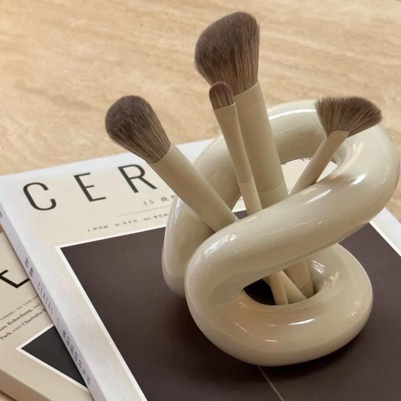 Creative Rope Knot Ceramic Toothbrush Holder